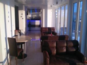 Гостиная зона в The Royal Windsor Hotel +66 фотографий