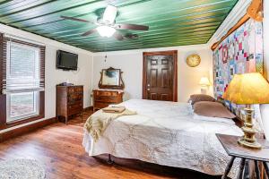 a bedroom with a bed and a ceiling fan at Pet-Friendly Home with River Access in Crothersville in Scottsburg