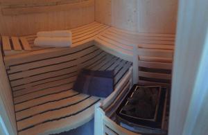 ein kleines Zimmer mit zwei Etagenbetten in der Unterkunft Tolle Wohnung in Ofterschwang mit Eigener Sauna und Bergblick in Ofterschwang