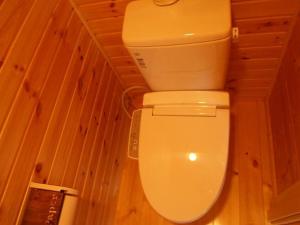 une salle de bain avec des toilettes blanches dans une chambre dans l'établissement Foresters Village Kobitto Southern Alps Camp Field - Vacation STAY 78097v, à Shirasu