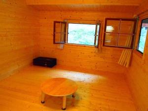 ShirasuForesters Village Kobitto Southern Alps Camp Field - Vacation STAY 78098v的客房设有木桌和窗户。