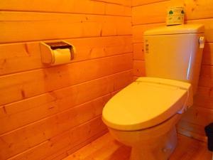 ShirasuForesters Village Kobitto Southern Alps Camp Field - Vacation STAY 78098v的浴室设有卫生间和一卷卫生纸