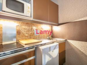 eine kleine Küche mit Spüle und Mikrowelle in der Unterkunft Charmant studio au pied des pistes, 4 pers, Corrençon-en-Vercors - FR-1-515-229 in Corrençon-en-Vercors + 5 Fotos