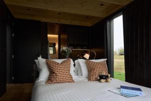 Gallery image of Mad Swans in The Mendips in Farrington Gurney