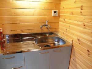 une cuisine avec un évier dans un mur en bois dans l'établissement Foresters Village Kobitto Southern Alps Camp Field - Vacation STAY 78096v, à Shirasu