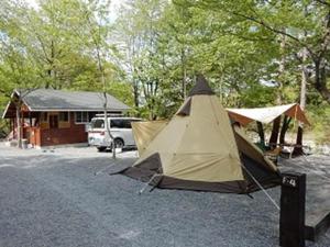 une tente sur un parking à côté d'une maison dans l'établissement Foresters Village Kobitto Southern Alps Camp Field - Vacation STAY 78099v, à Shirasu