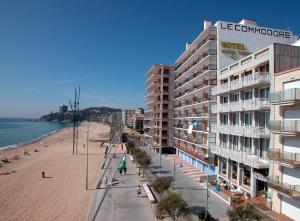 a view of a beach and a hotel at Hotel Maria Teresa in Sant Antoni de Calonge
