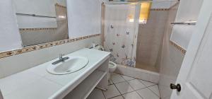 Ένα μπάνιο στο Wavecrest Suites +48 φωτογραφίες