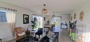 un salon avec un canapé et une table dans l'établissement Jolie maison moderne à Séné à proximité du Golfe du Morbihan, à Séné