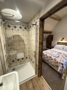 Vannituba majutusasutuses Cosy Cotswold Cottage in village location