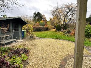 Aed väljaspool majutusasutust Cosy Cotswold Cottage in village location