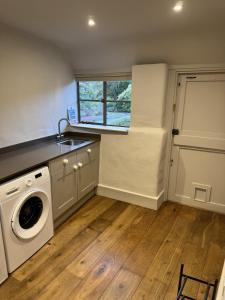 Köök või kööginurk majutusasutuses Cosy Cotswold Cottage in village location +1 foto