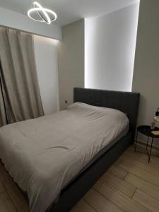 Bett in einem Schlafzimmer mit Deckenventilator in der Unterkunft Riverside in Florina