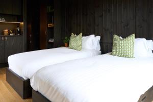 Gallery image of Mad Swans in The Mendips in Farrington Gurney