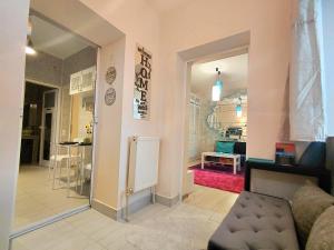 ein Wohnzimmer mit einer Tür, die zu einer Küche führt in der Unterkunft Artsy fully equipped 2 bedrooms House all to yourself! in Bukarest + 88 Fotos