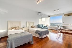 En eller flere senge i et værelse på Events # Private Villa # Jacuzzi # Pets # BBQ # Piano + 50 billeder