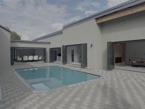 een exterieuraanzicht van een huis met een zwembad bij Kambula Villa 374 Euphoria in Mookgophong