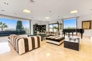 Et opholdsområde på Events # Private Villa # Jacuzzi # Pets # BBQ # Piano