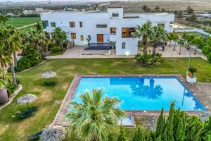 Swimmingpoolen hos eller tæt på Events # Private Villa # Jacuzzi # Pets # BBQ # Piano