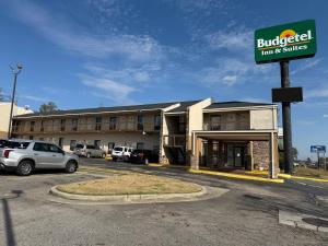 un bâtiment avec une enseigne pour un hôtel dans l'établissement Budgetel Inn and Suites- FORT GORDON, à Augusta