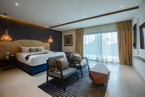 阿比让Le Joannes的一间酒店房间，里面有一张床和一把椅子