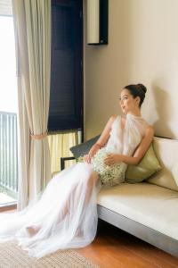 une femme en robe de mariage assise sur un canapé dans l'établissement The Sea Koh Samui Resort and Residences by Tolani, à Koh Samui  65 autres photos
