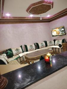 una sala de estar con un sofá y una mesa en App 5min a big stadium &l'aéroport, only family, en Tánger