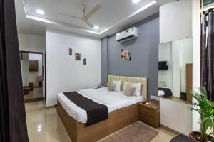 un dormitorio con una cama y un espejo en Hotel NS Premium, en Nagpur 7 fotos más