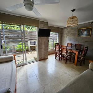 een woonkamer met een eettafel en stoelen bij Gorriones Libres in Villa Gesell