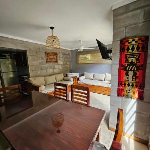 een woonkamer met een tafel en een bank bij Gorriones Libres in Villa Gesell