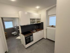 Η κουζίνα ή μικρή κουζίνα στο Ferienwohnung Neuwied