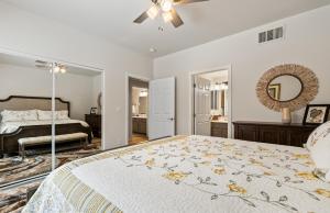 une chambre avec un grand lit et un miroir dans l'établissement Newly Renovated Condo, à Mesquite 18 autres photos
