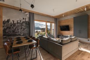 克鲁斯兹考采Apartament Widokówka, Sauna, Jacuzzi的客厅里有一张沙发和一张桌子。