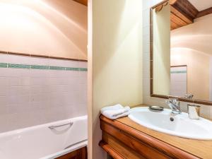 Ένα μπάνιο στο Élégant Appartement 3 Pièces au Cœur de Val-d'Isère, à Deux Pas des Pistes - FR-1-694-244