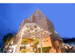 un bâtiment dans une rue de la ville la nuit dans l'établissement Smile Hotel Tokyo Nishikasai - Vacation STAY 97086v, à Tokyo