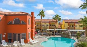 un complexe avec piscine et palmiers dans l'établissement Newly Renovated Condo, à Mesquite