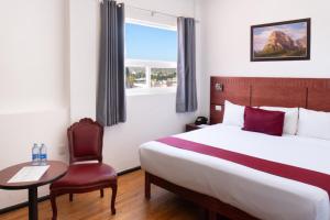 デュランゴにあるHotel Casablancaのベッドと椅子のあるホテルの部屋
