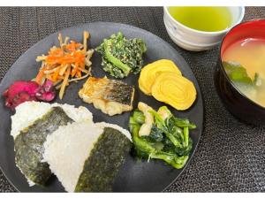une assiette de nourriture avec des légumes et de la soupe sur une table dans l'établissement Smile Hotel Tokyo Nishikasai - Vacation STAY 97130v, à Tokyo
