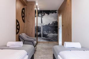 克鲁斯兹考采Apartament Widokówka, Sauna, Jacuzzi的一间卧室设有两张床和一个美景窗户。