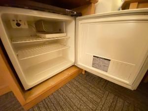 un réfrigérateur vide avec sa porte ouverte dans une cuisine dans l'établissement Smile Hotel Tokyo Nishikasai - Vacation STAY 97130v, à Tokyo 17 autres photos