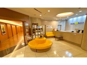 un magasin avec un banc jaune au milieu d'un hall dans l'établissement Smile Hotel Tokyo Nishikasai - Vacation STAY 97133v, à Tokyo