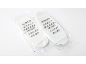 deux brosses à dents blanches sont dans un sac en plastique dans l'établissement Smile Hotel Tokyo Nishikasai - Vacation STAY 97136v, à Tokyo