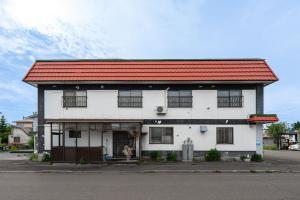 un edificio bianco con tetto rosso di KING DEER - Vacation STAY 67718v a Higashikawa