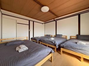 3 posti letto in una camera con soffitti in legno di KING DEER - Vacation STAY 67718v a Higashikawa