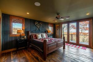 ein Schlafzimmer mit einem Bett und einem Deckenventilator in der Unterkunft Bailey's Creek Lodge in Blowing Rock