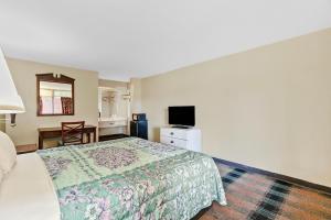 a hotel room with a bed and a television at Hotel O Star Motel Hattiesburg HWY 49 in Hattiesburg +37 photos