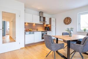 Η κουζίνα ή μικρή κουζίνα στο Haus Dippel am Kurpark inklusive Chiemgaukarte