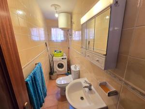 ein kleines Badezimmer mit Waschbecken und Toilette in der Unterkunft VV Zumacal La Palma in San Antonio + 27 Fotos