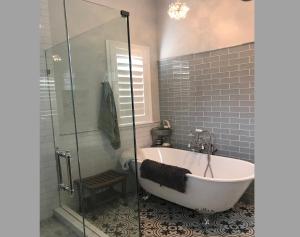 Koupelna v ubytování Updated Luxury Home by Sugarhouse Park