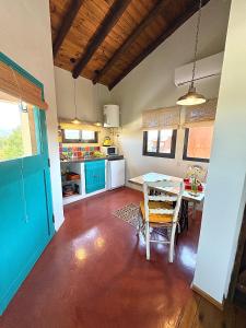 eine Küche mit Tisch und ein Esszimmer in der Unterkunft La Cambicha Ranchos in Los Reartes